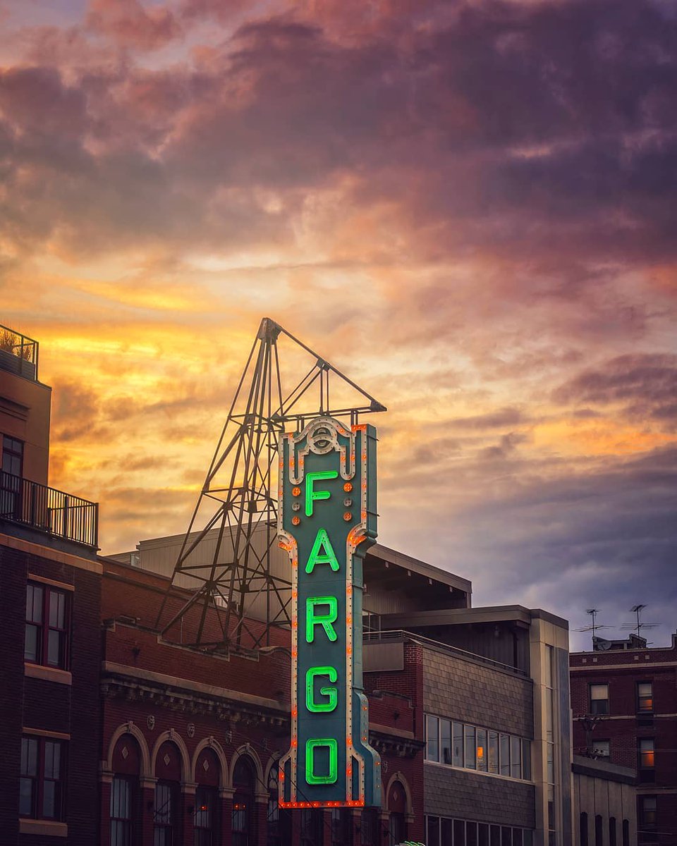 FargoMoorhead's tweet photo. A stunning shot of the Fargo Theatre taken by the talented @jalanpaul 🧡💛💜 https://t.co/3gRzZAacrC