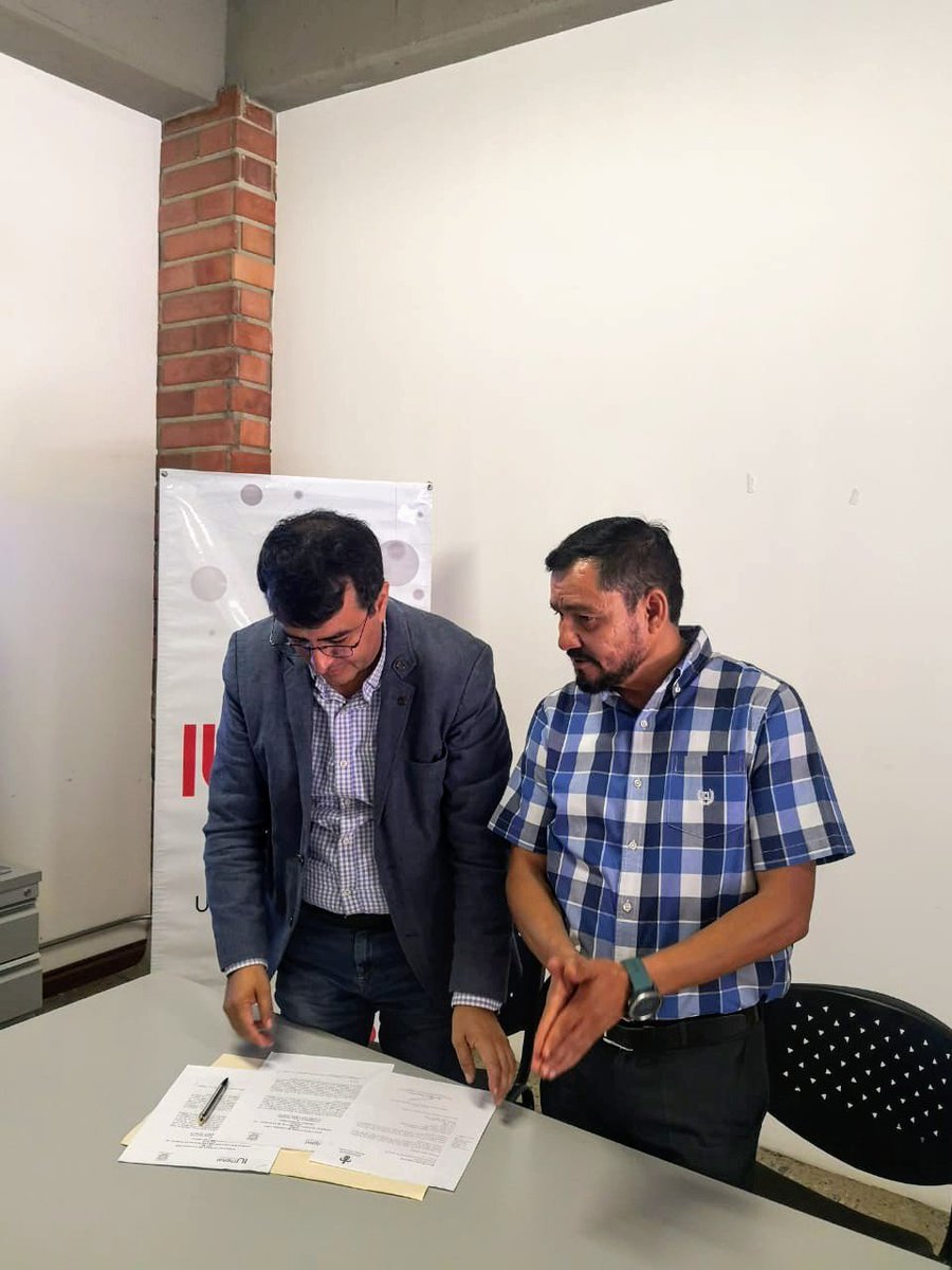 Nuestro rector Jasson De la Rosa y el Doctor Agustín Lagunes, Director de la Red de Investigación Multidisciplinar de la cultura investigadora; en la firma de convenio con la Universidad Veracruzana para generar sinergia en el desarrollo de competencias digitales e investigativas