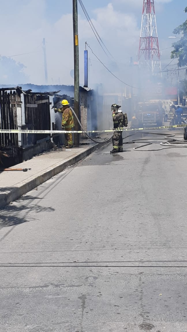 AytoCancun's tweet photo. ¡Toma precauciones!⚠ Se reporta un incendio en la #Sm66, calle 7, la policía preventiva y @BomberosCancun ya se encuentran trabajando en el lugar; la zona se encuentra acordonada y en espera de pipas de agua. Las vialidades se encuentran cerradas para seguridad de los peatones. https://t.co/Wysn087xl7