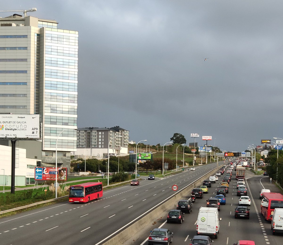 BlogBusurbano's tweet photo. 19:35h
Se está regulando la entrada por #AlfonsoMolina. El #Pegasus vigila. Los camiones de la manifestación avanzan. Y el servicio de inspección de @TranviasCoruna está al quite en la #Par281 de #Matogrande / @CarrefourES para chequear cómo afecta a las #Lín20, #Lín24 y #LínUDC. https://t.co/kPh1WUKAJv