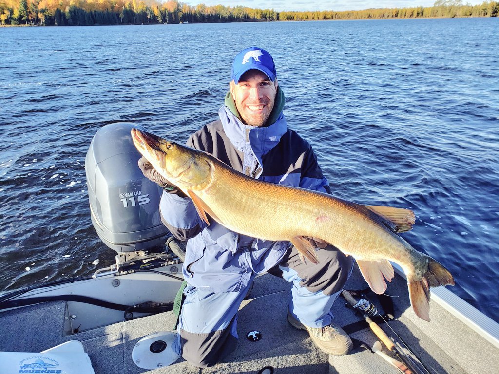 OlHossVike's tweet image. Happy #October1st , the start of the prettiest month of the year to be on the water. #FallBite 🎣😎👍🍂 #MuskieFishingBuildsCharacter 💪