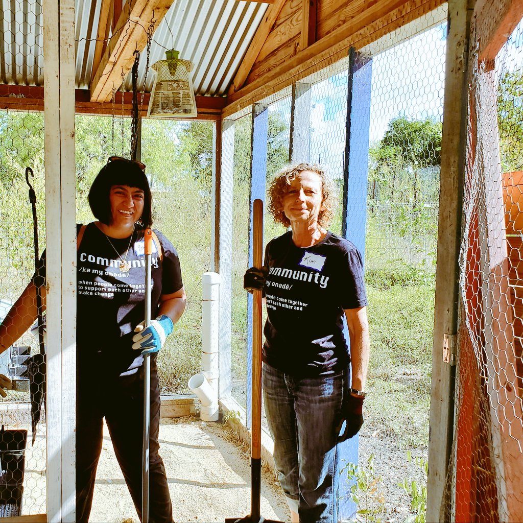 BLopezWagner's tweet image. Feeling the Texas heat and love alongside @KimIwanski. A great day hanging with these chickens and clearing out their coops under the direction of our @mobileloaves farm lead, Gary. 
#Austin #ComNet19 #ServingGoodness