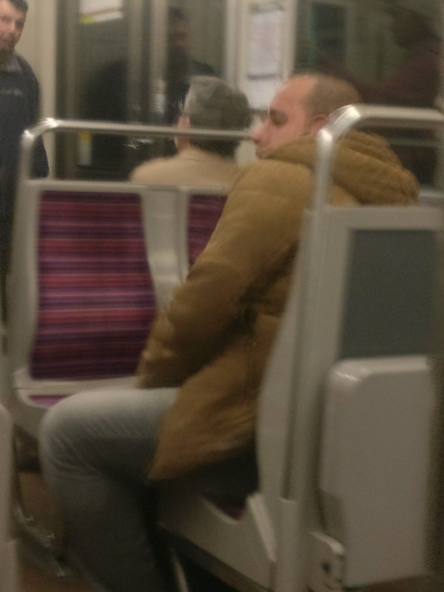 Ligne 11, un homme se frotte les parties génitales devant une femme qui se lève d'un bond. Le voici. Stop aux harceleurs, frotteurs et autres pervers ! #BalanceTonMétro #M11