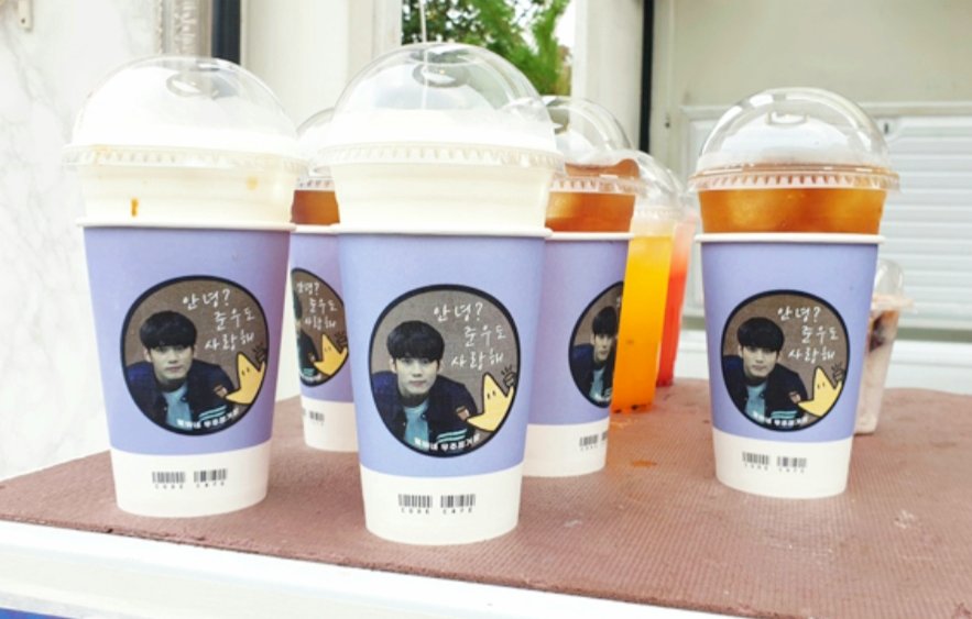 너무 tmi여서 안올리려고 했는데 생각할수록 사랑스러워서😭 구찌 퇴근길 구경하는데 매니저들이 픽업하려고 차들이 줄지어서 옆에 지나가는데 창문열고 지나가는 차가 옹성우 차였음. 근데 조수석에 서폿스티커가 붙어있었음ㅠㅠㅠ차에는 왜 붙이는거야 귀엽게