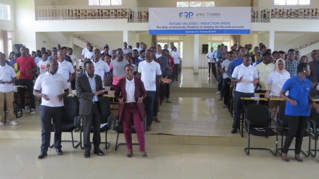 Tumba_College's tweet photo. Ku munsi wa 2 w'Icyumweru cy'Intore mu Zindi #inductionWeek2019 Dr. James Gashumba, RP/VC yatangije ku mugaragaro Icyumweru cy'Intore mu Zindi muri @TumbaCollegeTCT. Abatozwa basabwe kwitabira amasomo y’ubumenyingiro kuko imyuga ari ipfundo ry’iterambere rirambye. https://t.co/7p1gQAqGYB