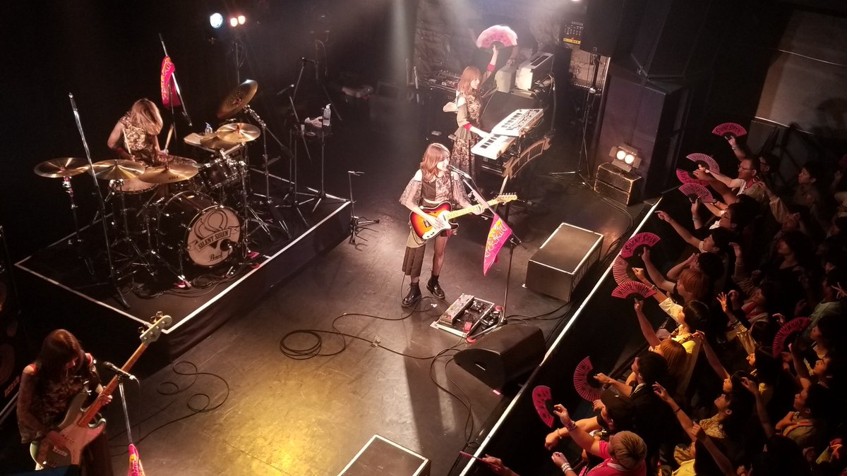 SummerofYouth22's tweet photo. ゲストアーティスト二組目、SILENT SIRENさんのライブの様子です🐰🎉
#THR2019 #サイサイ https://t.co/640Vr81a5h