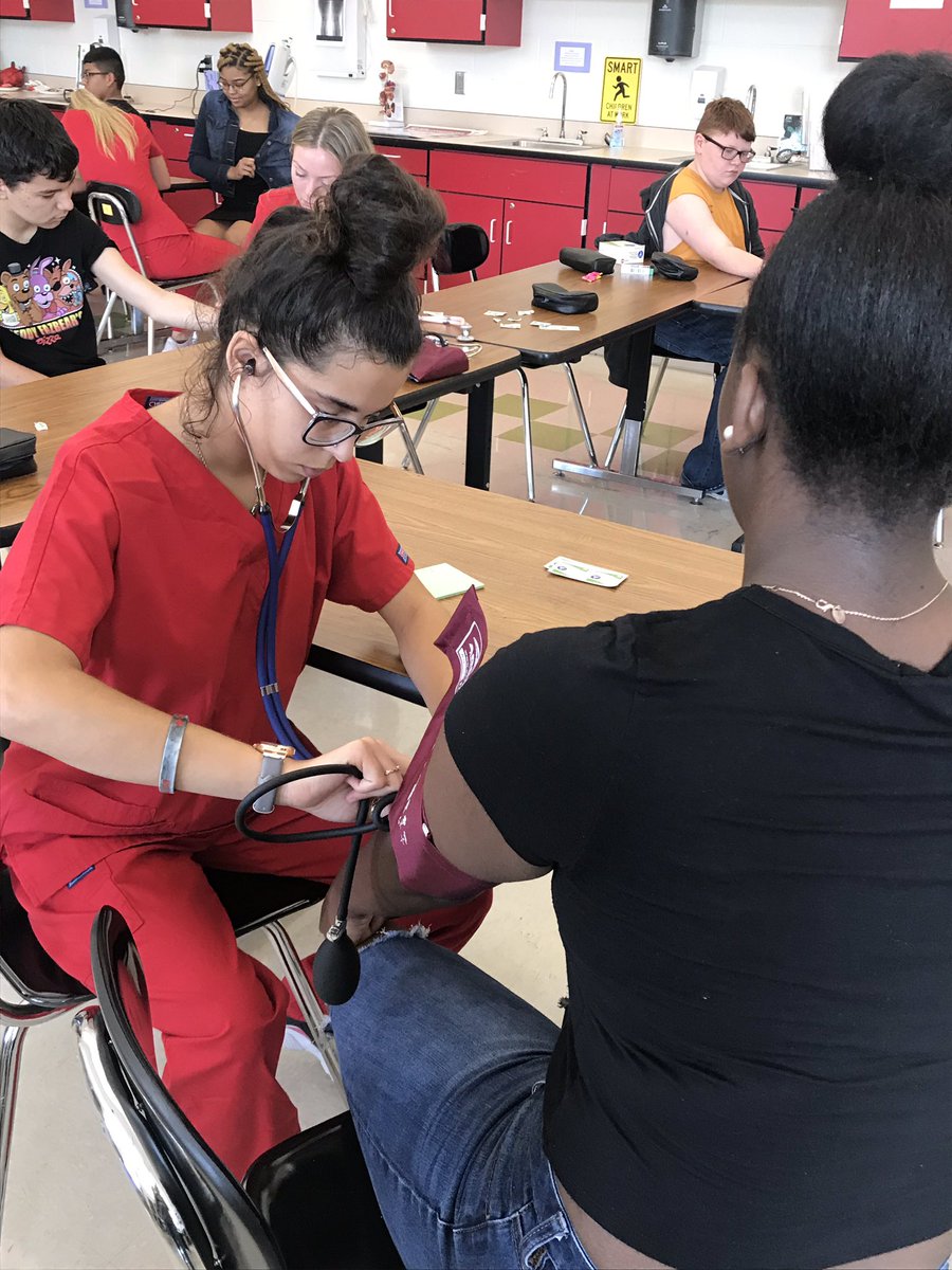 eyork1313's tweet photo. @WalkertownHigh Nursing Fundamentals checking vital signs this morning 👩🏻‍⚕️👨🏻‍⚕️ https://t.co/UQxVgjTiGT