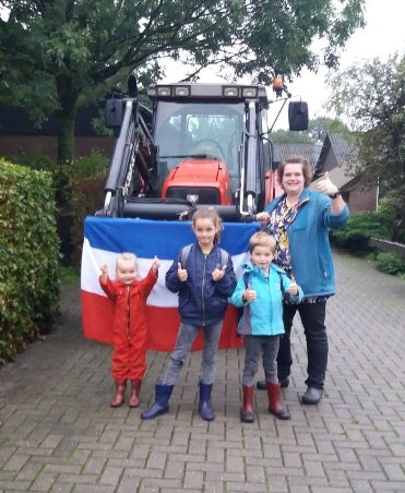 Grootse actie van de #boeren in #Nederland, maar op OBS Oud Avereest denken ze mee in ‘t klein! Dankzij de sponsoring #FrieslandCampina, Uut 't Veld #Boerderijvlees en #Zuivelboerderij De Waard konden 5 boerinnen de #kinderen voorzien van een heerlijke #traktatie!
#trotsopdeboer