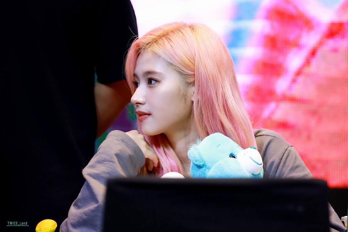 4theTWICE's tweet photo. 1909229 사나~♡
#사나 #SANA #트와이스 #TWICE https://t.co/OaQWf1PWtI