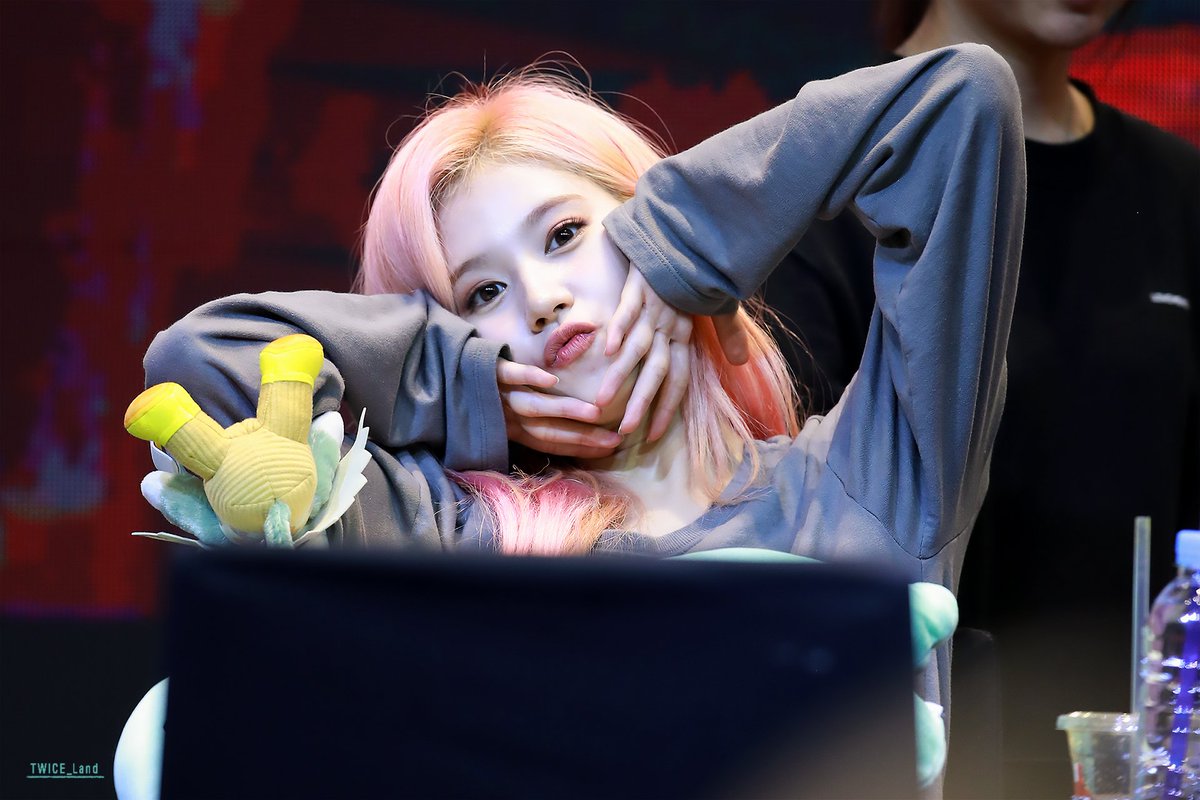 4theTWICE's tweet photo. 1909229 사나~♡
#사나 #SANA #트와이스 #TWICE https://t.co/OaQWf1PWtI