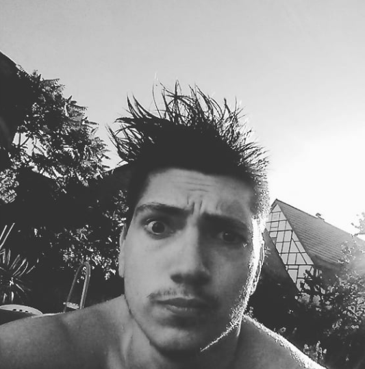 nikao17x's tweet photo. @RuntimeGG Hallo. Ich bin Niklas, 21 Jahre alt &amp; habe Perfect Matches in Interessen gesehen. Da mir dein ''Spiegelbild'' zusagt, gibt's hier auch ein Bild von mir, leider nicht vor dem Spiegel. :) 🤣 #Runtimefamily #GrowTogether #RuntimeGG #runtimefollowerstellensichvor https://t.co/EFbPO6RDCj