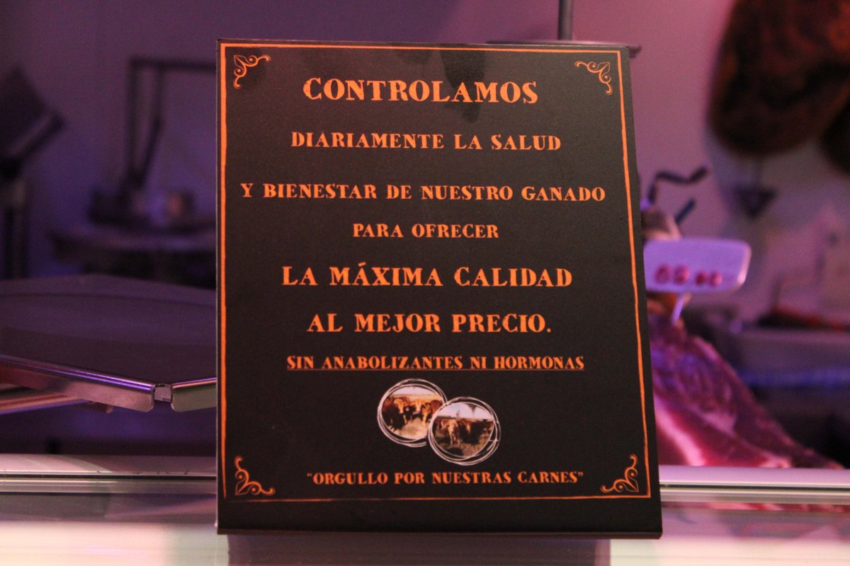 ¡Nos encanta saber que todos nuestros puestos controlan adecuadamente la calidad de sus productos! ¿En qué tienda puedes encontrar este cartel? 🧐