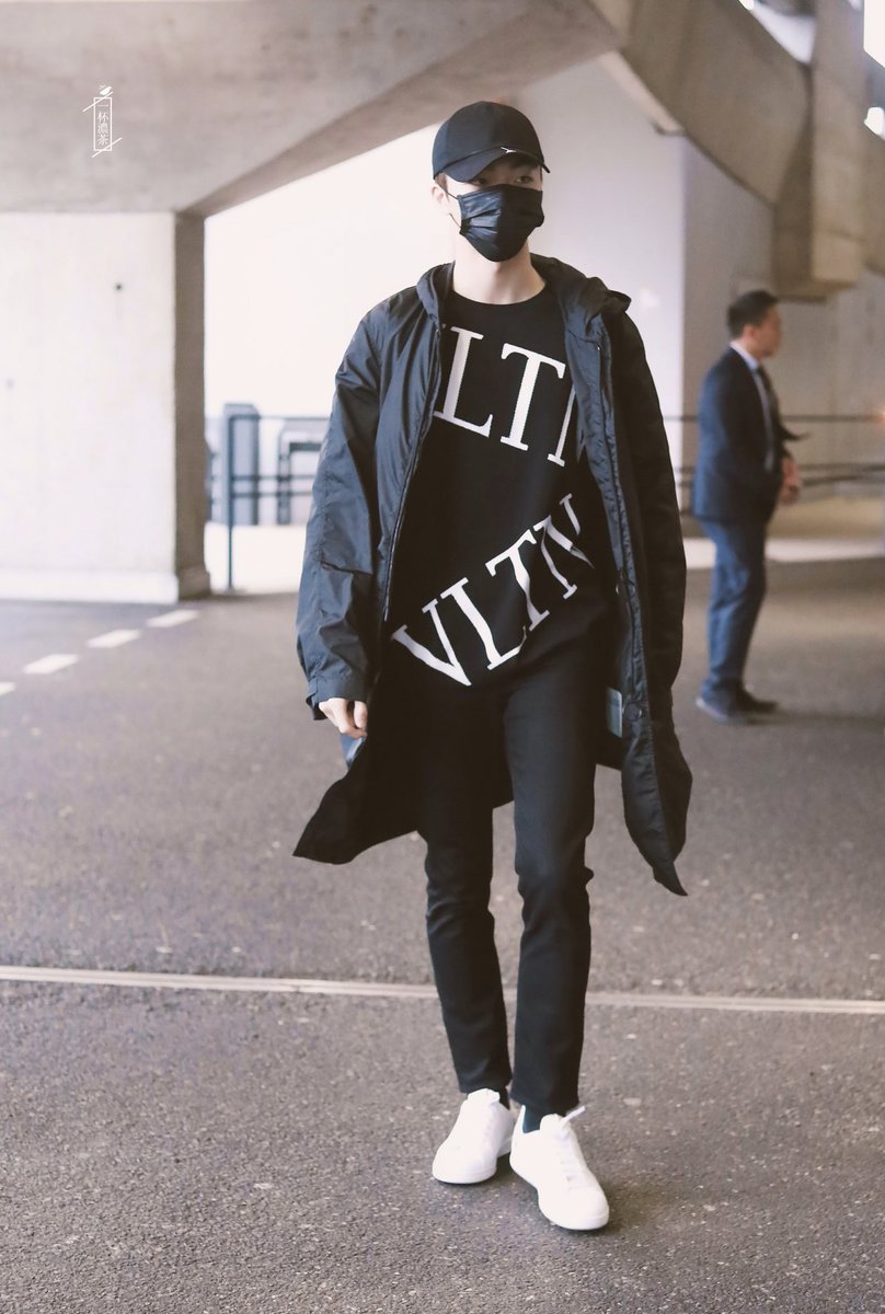 chenlinongpics's tweet photo. he looks so good in black🤤❤️

#chenlinong #陈立农 #百分九少年 https://t.co/djfxTVCkFg