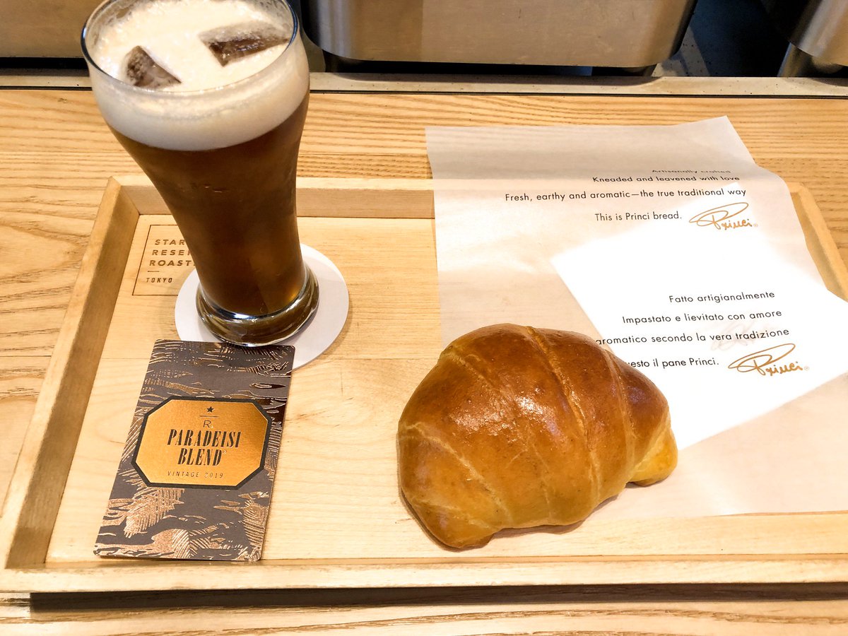 コーヒーの日らしいので、スタバの変わり種コーヒー、エスプレッソ LOVES コーラ。
エスプレッソをレモン、スパイ、スバニラ、炭酸で割ったコーヒー風味の炭酸ドリンク。美味しいけど難点はイートイン消費税10%で990円もすること。 #コーヒーの日