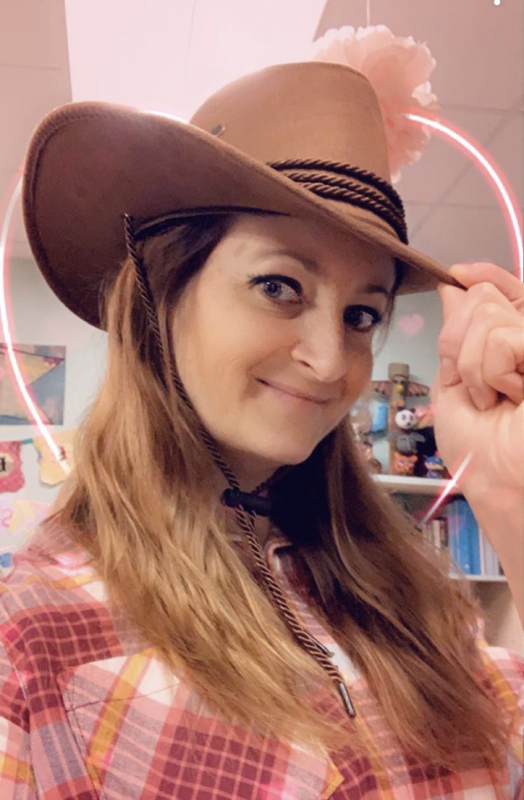 Corral the Wranglers y’all!! LVMS Spirit Day 🏈🤠🏈🤠🏈 #TheLakeviewWay @MrsShanahanLVMS