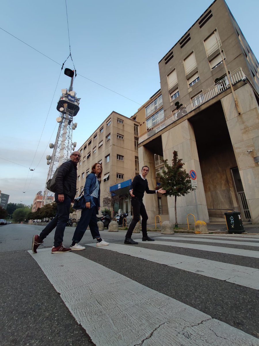 Prima regola: attraversare sempre sulle strisce pedonali, possibilmente senza voltarsi indietro. Chi ritwitta sarà amico dei vigili urbani e di <a href="/CaterpillarAM/">Caterpillar AM</a>! E ascolterà canzoni bellissime.

<a href="/FSolibello/">Filippo Solibello</a> <a href="/nonsolomamma/">elasti</a> <a href="/marcoardemagni/">Marco Ardemagni</a> ON AIR su #Radio2 📻 bit.ly/Radio2ONAIR