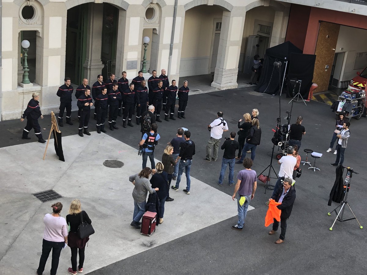 SDMIS69's tweet image. [TOURNAGE] 🎥

Le @SDMIS69 participe au tournage d’un épisode de la série policière Mongeville, diffusée sur France 3, dont l’intrigue se déroule dans le milieu des sapeurs-pompiers.

➡️ Le SDMIS met à disposition locaux, véhicules, matériels et figurants.