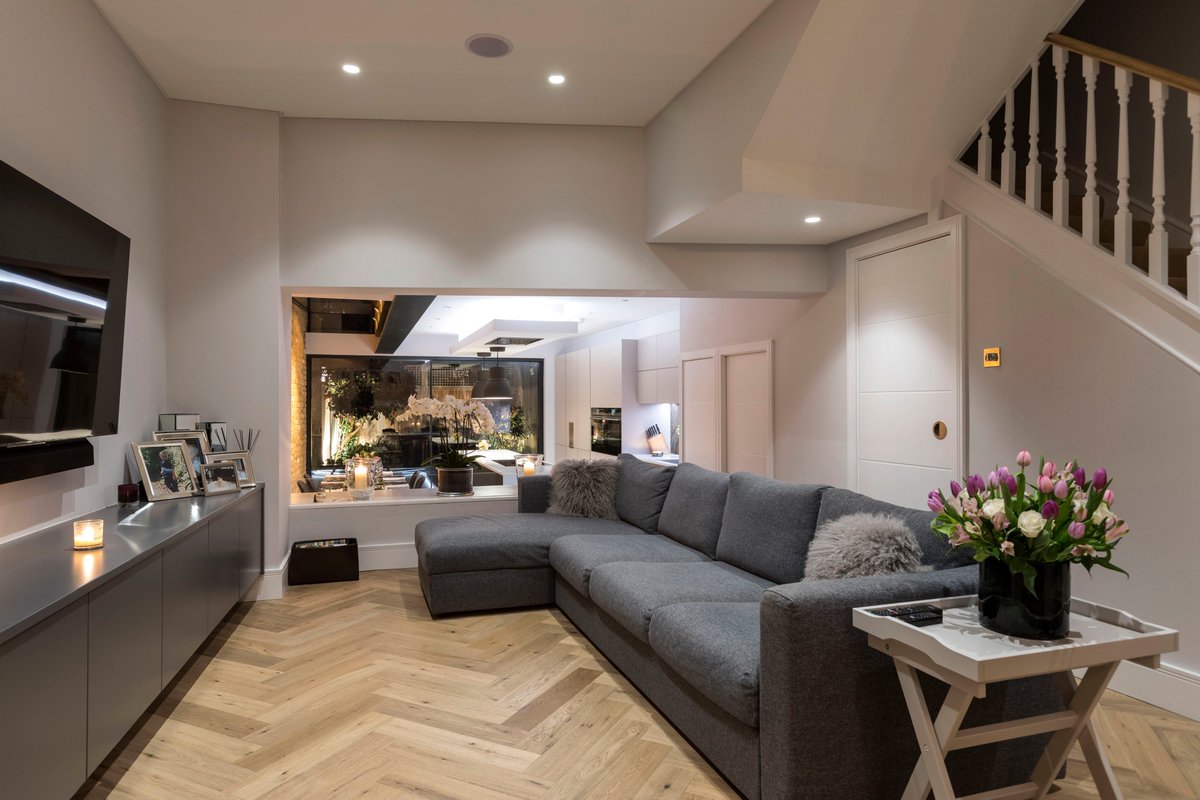 dRAWarchitects's tweet image. This stunning Victorian home underwent a complete remodelling and side return on the ground floor exposing the brickwork and transforming the large open plan kitchen. #dRAWArchitecture #Interiors #NightShot