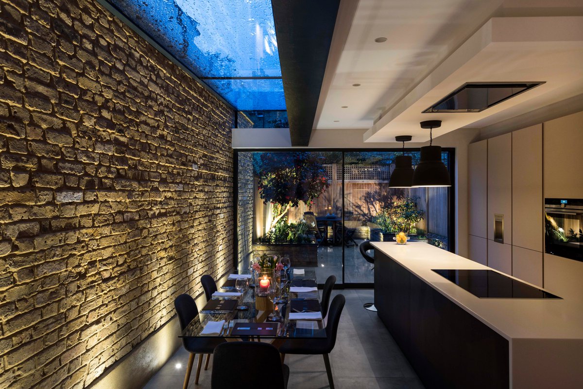 dRAWarchitects's tweet image. This stunning Victorian home underwent a complete remodelling and side return on the ground floor exposing the brickwork and transforming the large open plan kitchen. #dRAWArchitecture #Interiors #NightShot