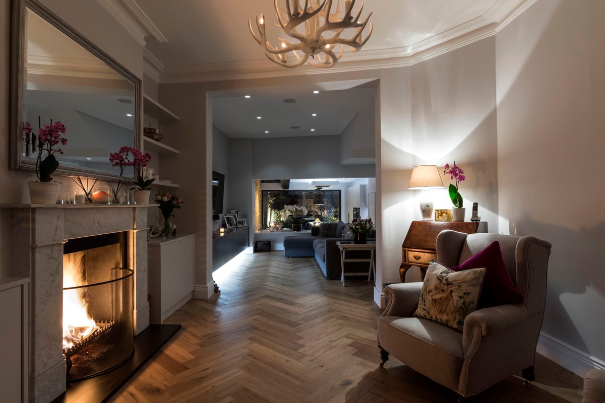 dRAWarchitects's tweet image. This stunning Victorian home underwent a complete remodelling and side return on the ground floor exposing the brickwork and transforming the large open plan kitchen. #dRAWArchitecture #Interiors #NightShot