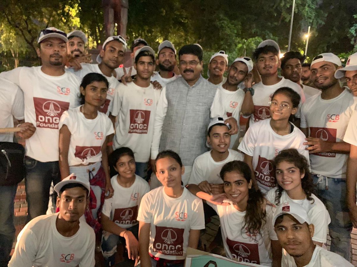 Happy to interact with young friends from the <a href="/ONGC_/">Oil and Natural Gas Corporation Limited (ONGC)</a> Foundation. Loved watching their performance “गाड़ी आयी कचरा निकाल’ at the book release function by Sarsanghchalak, <a href="/DrMohanBhagwat/">Mohan Bhagwat</a> ji. Glad that these youngsters are spreading awareness about cleanliness through their plays.