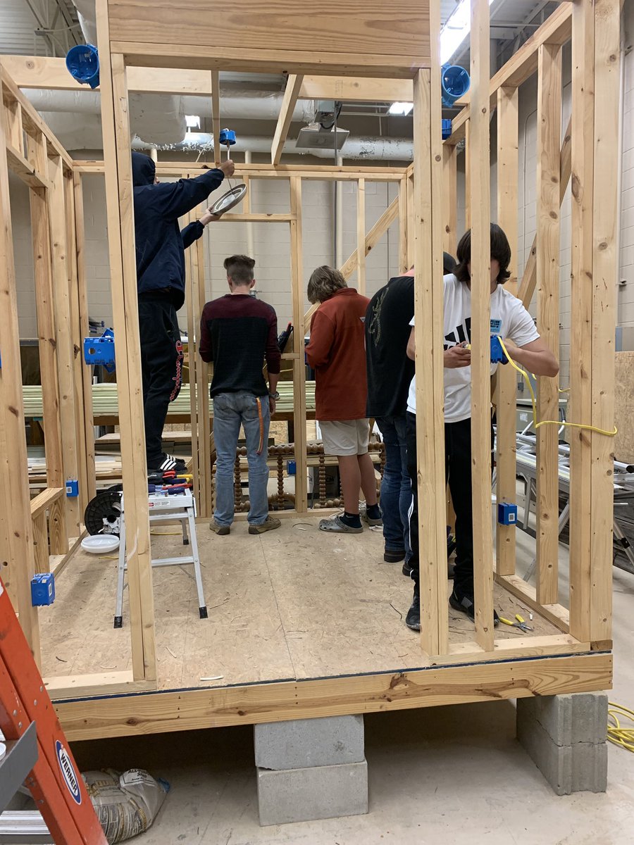 mcnattpat's tweet photo. Building Construction 3 practicing 3way switches #phsbuildingconstruction https://t.co/PcuRdORmks