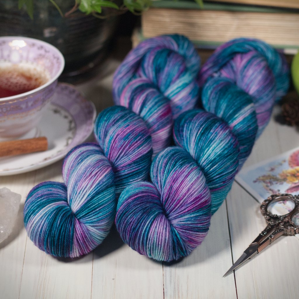 ConjureYarns's tweet photo. Lights On The Water 💙

#conjureyarns #handdyedyarn #sockknitting #sockyarn #sockknittersofinstagram https://t.co/9S8iC9msYB
