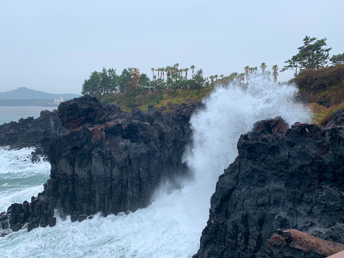 Tracking live feed of #typhoon #Mitag from where I am #jeju , with the app I designed. Data refreshed every 15 mins came from National Hurricane Center and Joint Typhoon Warning Center. I know Earth can help me from time to time but this is highly timely. <a href="/ArcGISEarth/">ArcGIS Earth</a>