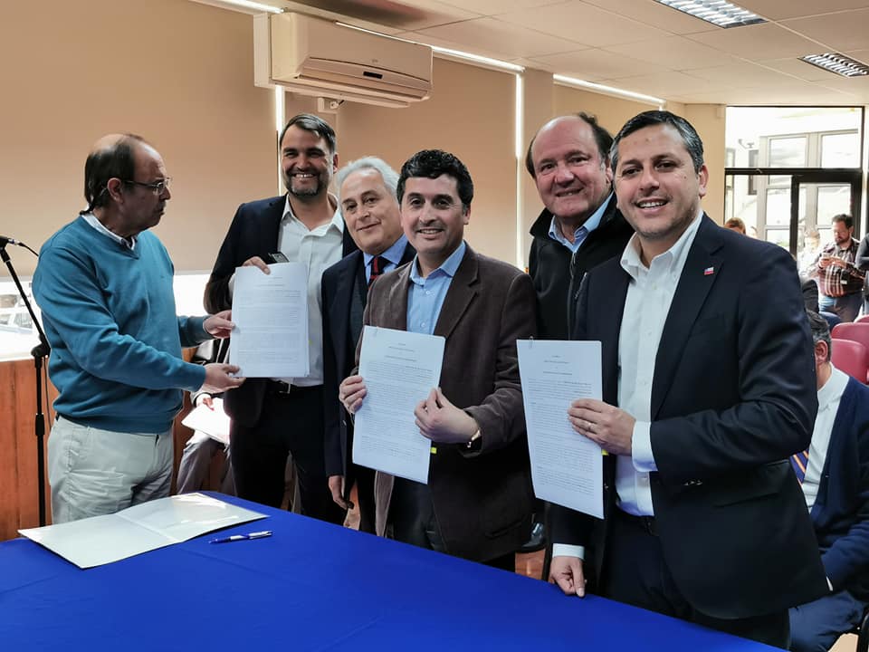 SabesqueC's tweet image. Alcalde @ContrerasjMarco  junto al Jefe DAEM, Victor Gajardo, y el intendente @juanmasferrer  firmaron en la Seremia de Educación de O’Higgins inversión de más de 240 millones en materia educación para Chimbarongo.