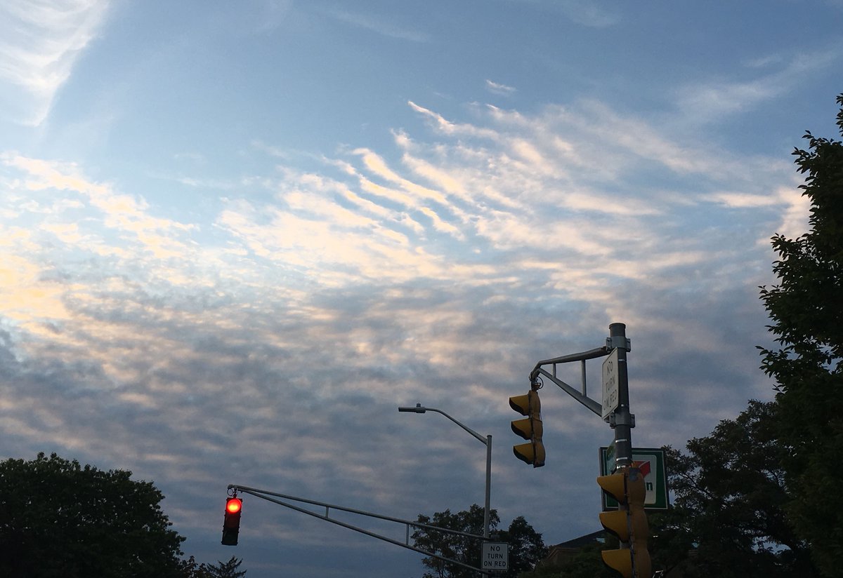 PhysicsAxel's tweet photo. Caught this gravity wave in the clouds on my way home yesterday. I never would have known about them if not for: https://t.co/HUCgodXJTZ https://t.co/jKXmfsFz1k