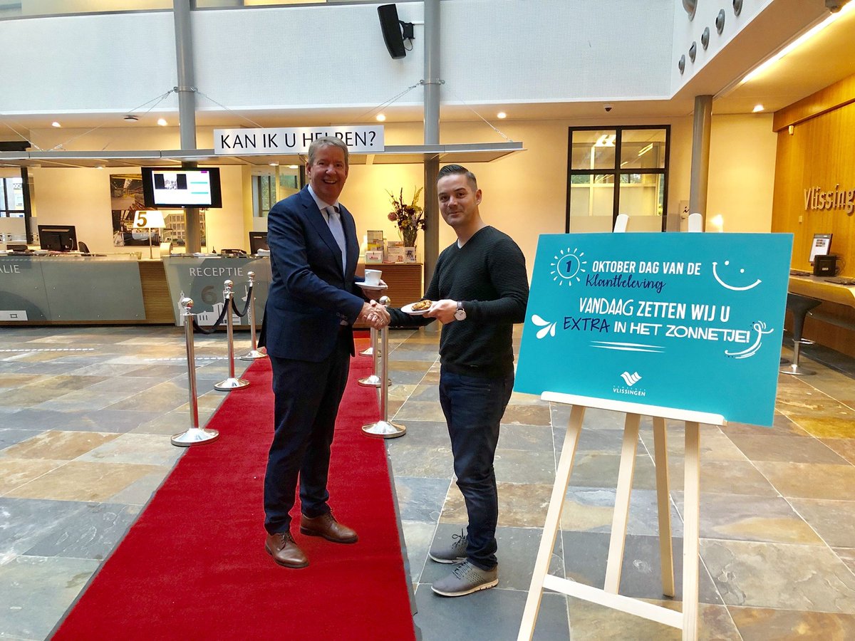 Vandaag is de landelijke #Dagvandeklant. Wethouder Vader stond in Gemeente Vlissingen klaar op de rode loper om de klant te verwelkomen met een kopje koffie en een bolus. Juist vandaag is Ask Roger! aanwezig om de #klantbeleving binnen de gemeente nog beter te maken.