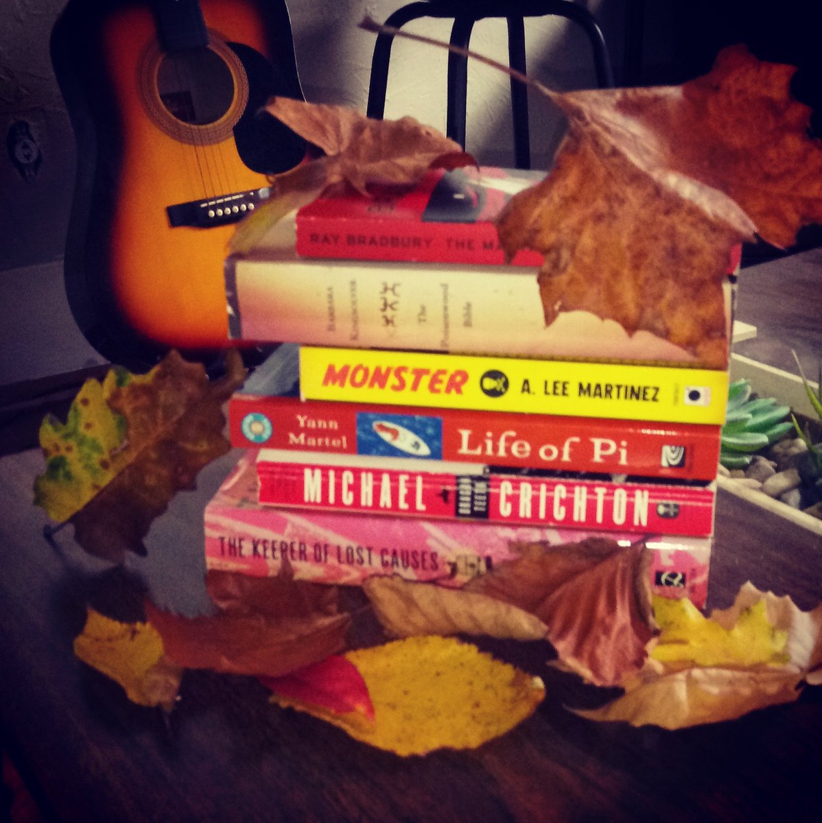 book_pod's tweet image. Its finally October! I welcome the fall #StephenvsJoel #bookstackchallenge #spicestackchallenege