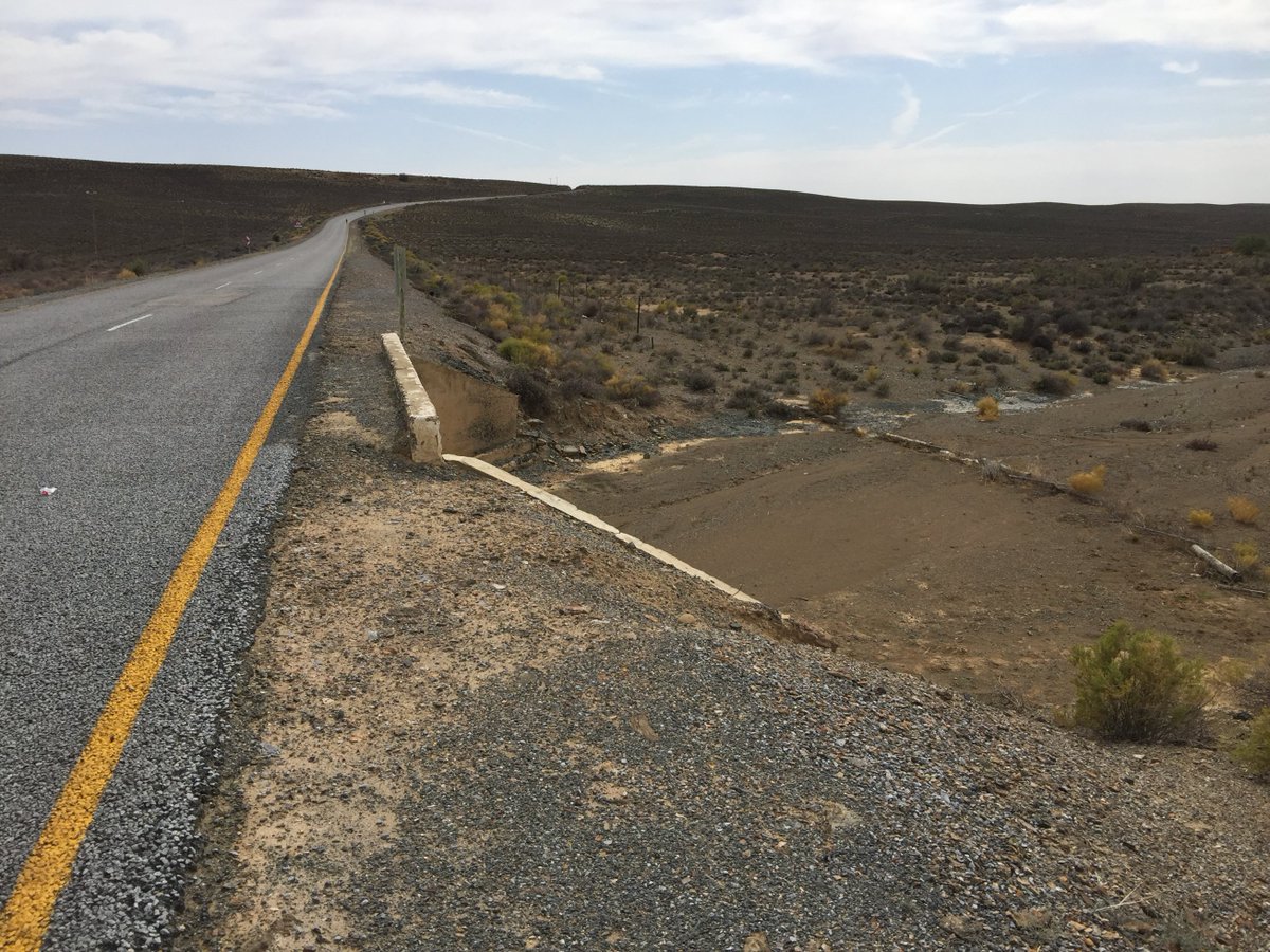 runningmann100's tweet photo. The 80k #KarooUltra starts/finishes in Laingsburg, a town best known for 1981 flash flood which wiped out all but 21 houses. None of the rivers we crossed looked particularly threatening on race day.
Flood Level Up next Sept for a unique Great Karoo experience.
#RunSouthAfrica🇿🇦 https://t.co/UkcTUylbRb