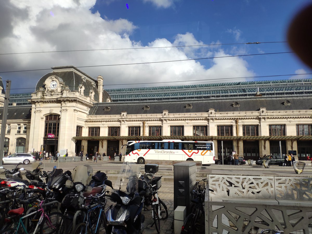 YoannChantereau's tweet photo. Arrivé à la gare Bordeaux Saint-Jean et dans la navette. Début du #seminaire @PrometheanFR #presentation #ecransnumeriquesinteractifs #elementseries https://t.co/TyxrEGlx3e