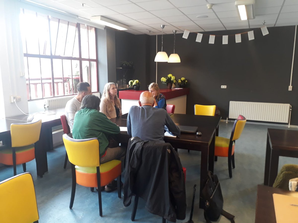 Digitale Buddies is weer van start! In de Centrale #Bibliotheek in #Utrecht Utrecht ontmoetten ouderen én jongeren elkaar, het was een geslaagde eerste bijeenkomst! #weektegeneenzaamheid #eentegeneenzaamheid #gelukkigoud