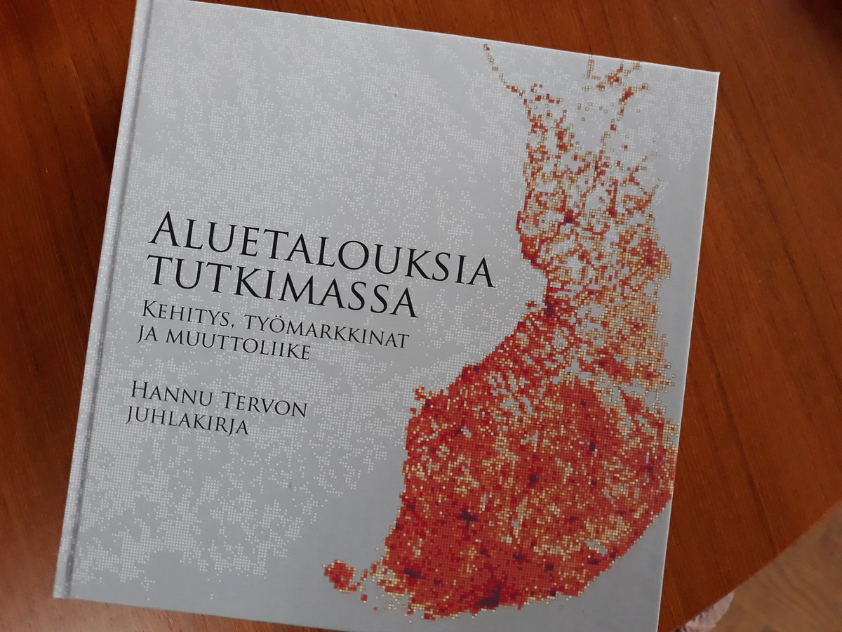 SigneJauhiainen's tweet image. Väitöskirjani ohjaaja professori Hannu Tervo siirtyy emeritustehtäviin. Sen kunniaksi teimme kirjan aluetaloustieteellisestä tutkimuksesta. Tänään juhlistamme   uutta emeritusta ja kirjan valmistumista. #jsbe