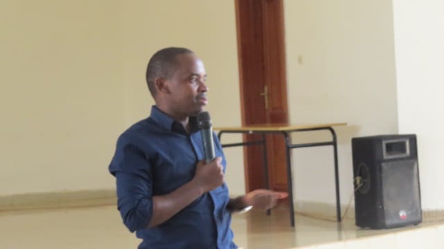 Tumba_College's tweet photo. During #inductionWeek2019 @TumbaCollegeTCT  Mr. SHYAKA Charles with delegation from @Startups250  talked about "Role of innovation in home grown solutions.” Emphasis made on SWOT analysis leading to effective visionary planning setting up environment of sustainable innovations. https://t.co/dHPtODamfB