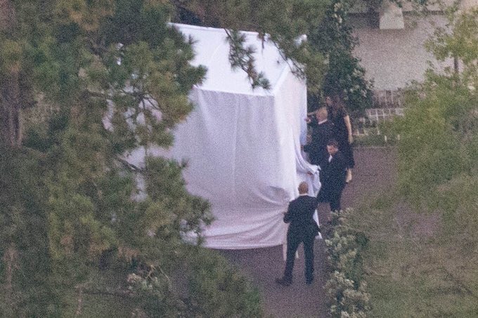 yourbiebernews's tweet photo. Hailey Bieber hid from the paparazzi on her way to the chapel! https://t.co/Mtpqd3CkGl