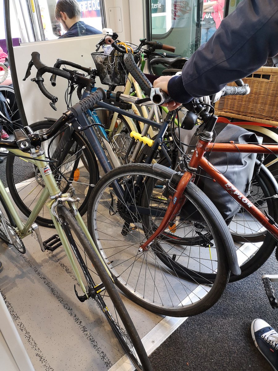 Le multi-modal ter/vélo a du succès en Bretagne. Mais on manque de place dans le ter <a href="/TERBreizhGo/">TER BreizhGo</a> Rennes/la brohiniere. On pourrait avoir des emplacements vélo supplémentaires ? Merci pour nous (et la planète)