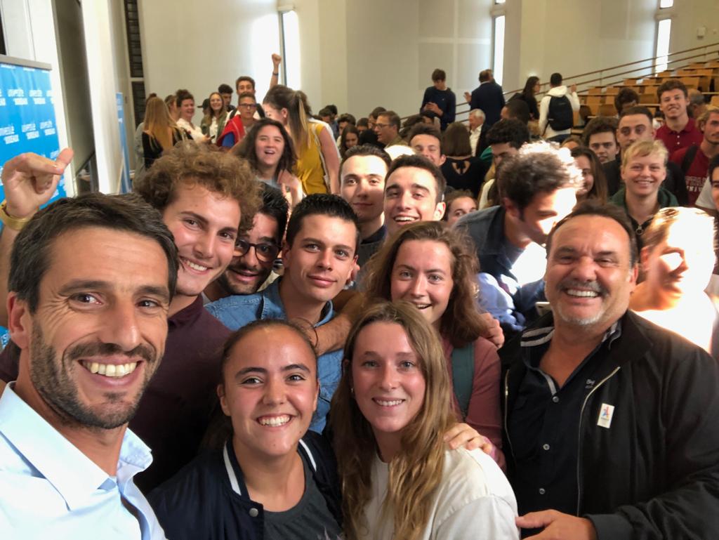 Merci <a href="/BixeLizarazu/">Bixente Lizarazu</a> ! Un super moment partagé avec <a href="/univbordeaux/">Université de Bordeaux</a> 👍 A ton tour maintenant <a href="/micallodra/">Michael Lodra</a> d'aller échanger avec la #Generation2024🇫🇷 #freredesport
