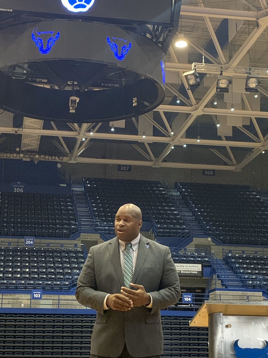maadler's tweet photo. Enjoying @Alnutt41 welcome during #FacultyStaff #AppreciationLunch @UBAthletics https://t.co/xzbmGrRIxs