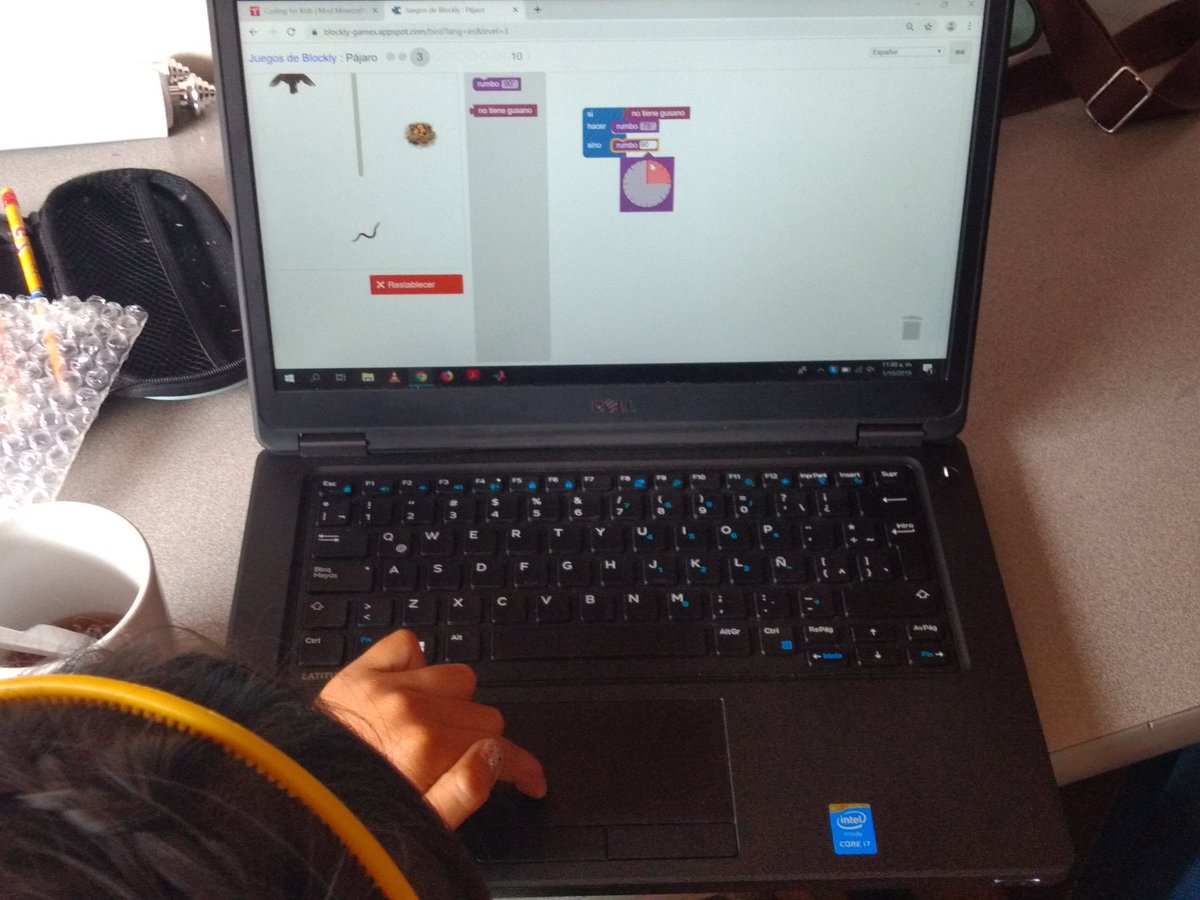 ndrea_abril's tweet photo. Arriba las mamás freaks que no prestan el compu para jugar pero sí para programar #blocklygames https://t.co/1cTIY7He6q