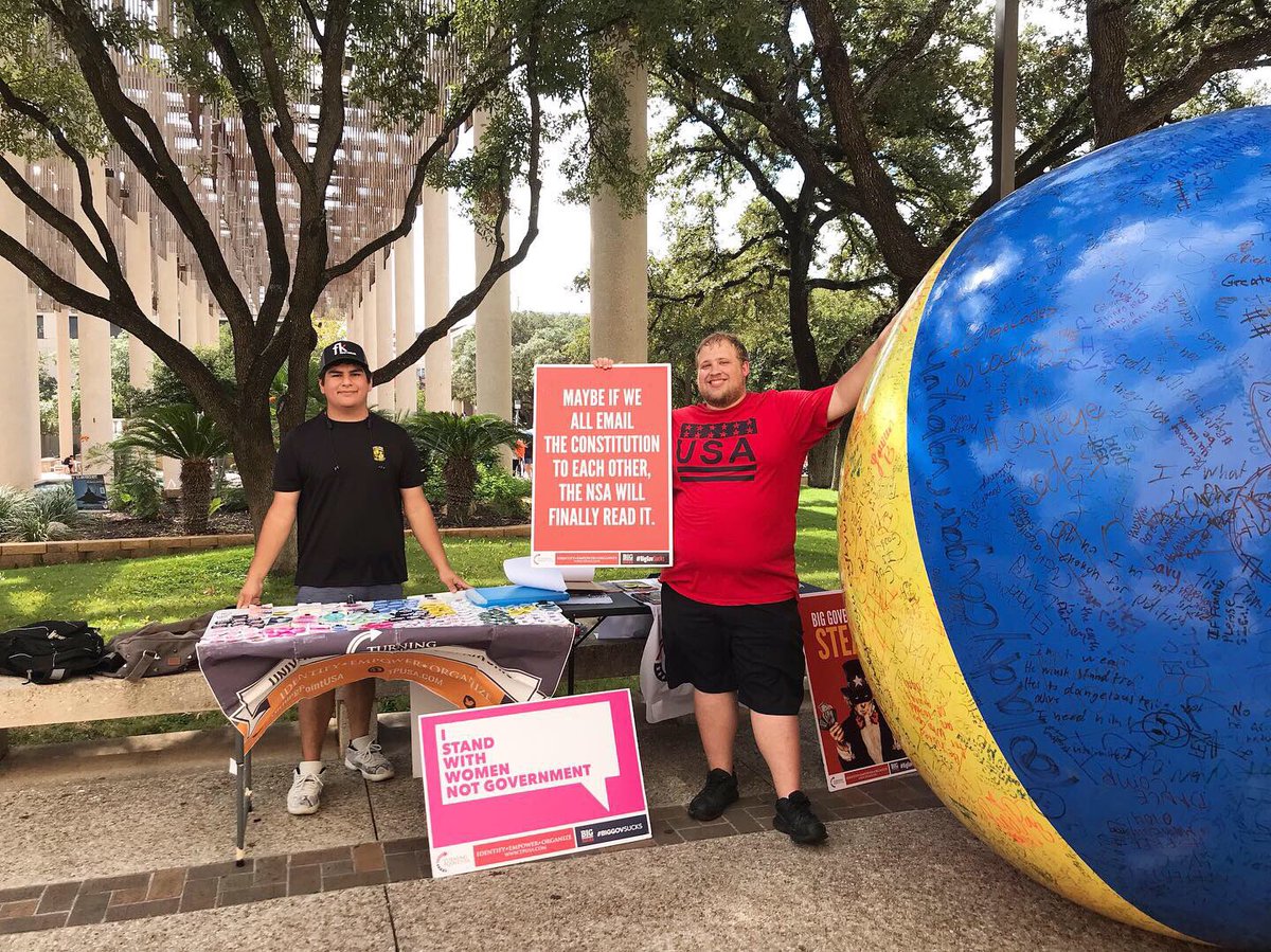 UTSAGetInvolved's tweet photo. Yet another Terrific #TablingTuesday ☀️ Stop by and #GetInvolved ‘Runners! 🤙🏼 https://t.co/v984wGsVlI