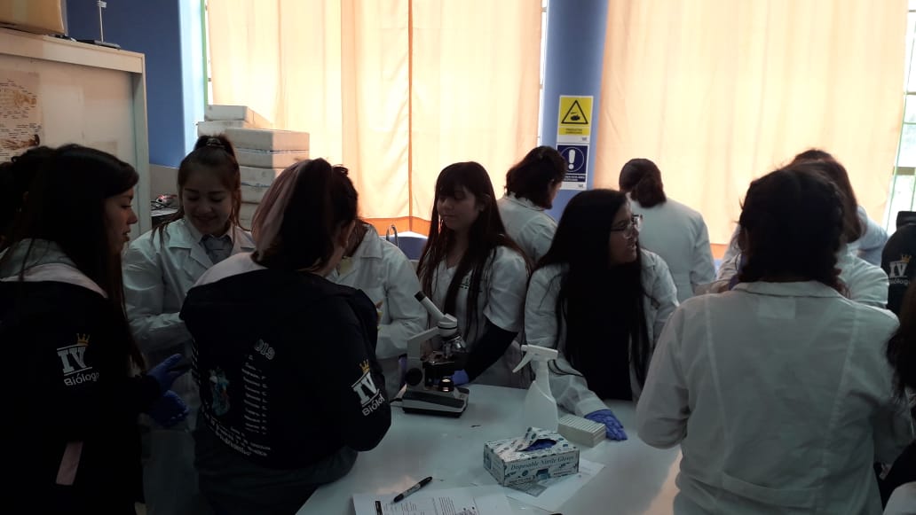 IV° año medio Biólogo y profesora Lorena Salas Salgado en el laboratorio con profesional de Microbiología de la Universidad de Chile.