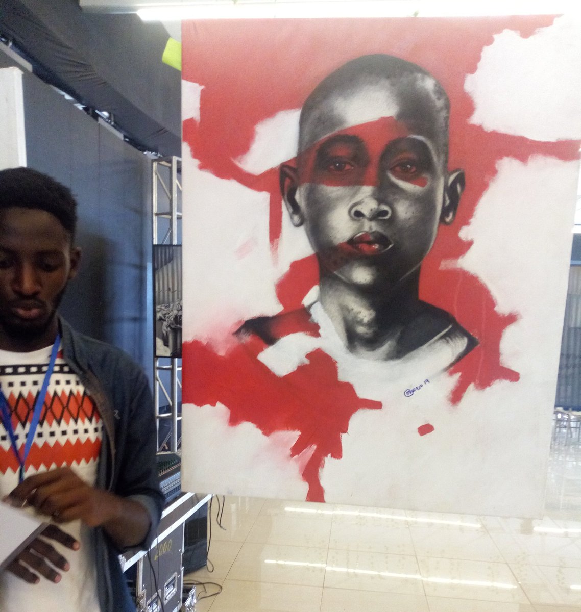 kevvman's tweet photo. #InktoberUG
Today's artist is Mwojo🎨
This handsome artist (no homo) is inspired by the life of kids in the ghetto/slums. What secrets/pain hides behinds their eyes?😢
Blends charcoal with paint.
I found him at #wallspeak expo by wonderart
RT🔂
Insta: @mwojo217
#Inktober2019 https://t.co/0OcypT3gai