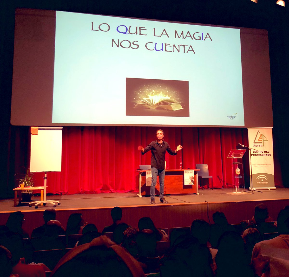 Momentos mágicos ✨✨con @lamagiadexuxo 🙌🙌Ilusión en el aula ...Muchas gracias!! @ceparacena @iesvazquezdiaz #InnovacionEducativa #soymaestra #soymaestro #educandoconmagia #beresilience