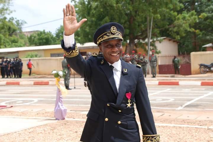 HalirouBouba's tweet photo. Depuis hier le fils du diamare plus précisément de Dogba M. Oumarou Haman wabi a pris désormais  le bâton du commandement de la préfecture du département de la Benoue dans la région du Nord. Bon séjour à toi durant tes exercices professionnels. https://t.co/wJYluGwFh9