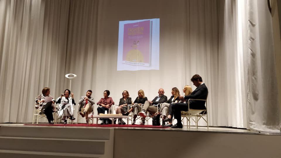 cristabella's tweet photo. Ieri a IED Milano per parlare di come la moda si stia adattando alla trasformazione digitale! Grazie a tutti i partecipanti #fashionmarketing #DigitalMarketing #iedmilano @OnOffComunica @IsabellaRatti https://t.co/sVRKa13dbw