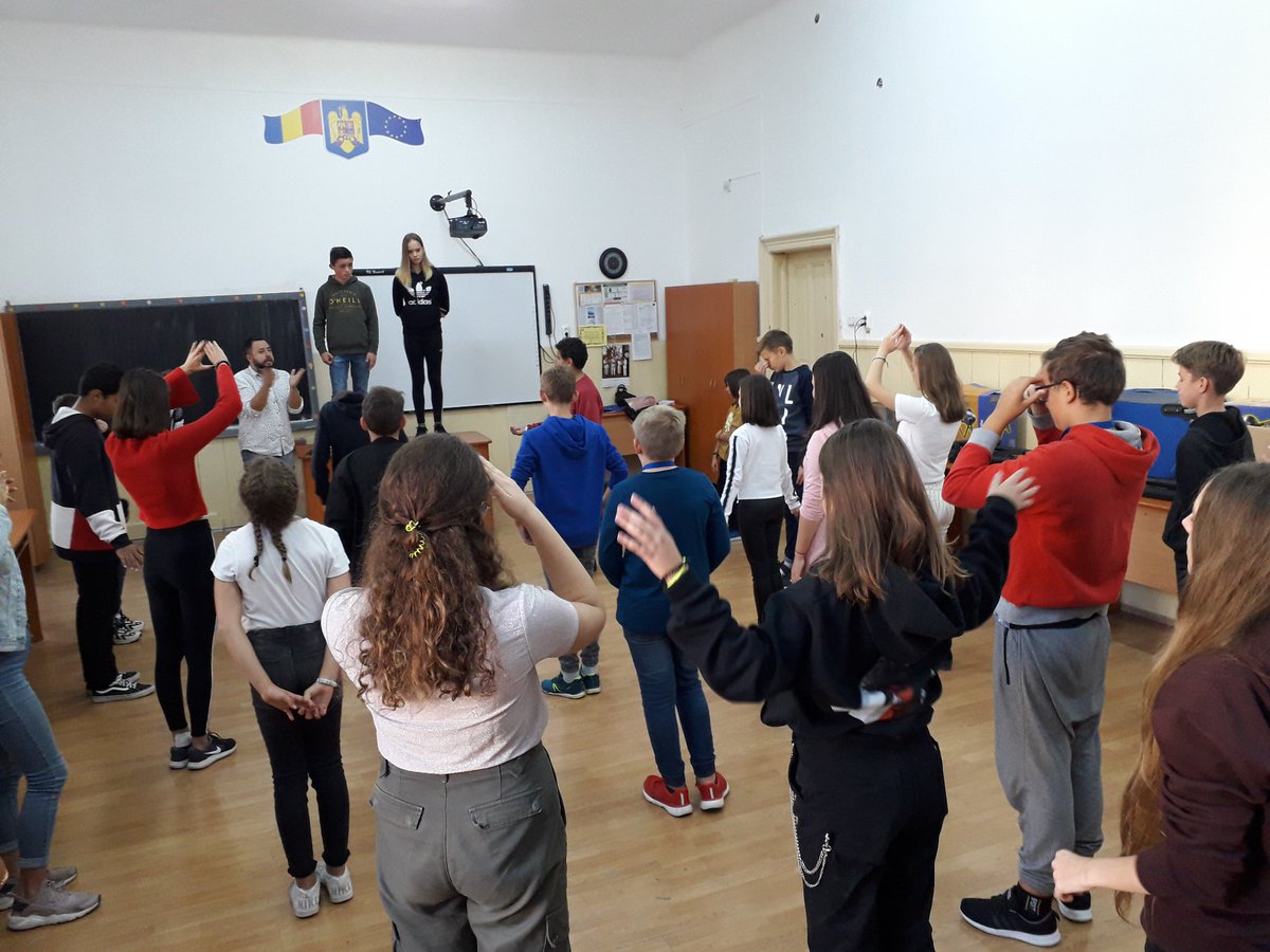 EYzeure's tweet photo. Réforme du collège : on mimera au lieu d'écrire. 
Les professeurs évalueront désormais des vidéos. Les élèves à  besoins particuliers n'en seront que mieux pris en compte. C'est la fin du bavardage sous sa forme sa forme connue.
@DSDEN_03 @acclermont @VilleYzeure @Allierdpt https://t.co/pk1nmD9ZE6