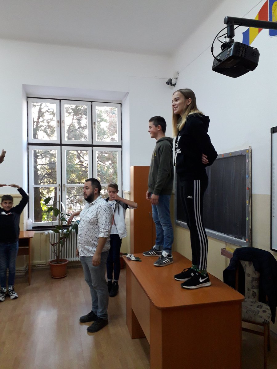 EYzeure's tweet photo. Réforme du collège : on mimera au lieu d'écrire. 
Les professeurs évalueront désormais des vidéos. Les élèves à  besoins particuliers n'en seront que mieux pris en compte. C'est la fin du bavardage sous sa forme sa forme connue.
@DSDEN_03 @acclermont @VilleYzeure @Allierdpt https://t.co/pk1nmD9ZE6